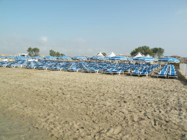  transats et parasols bleus